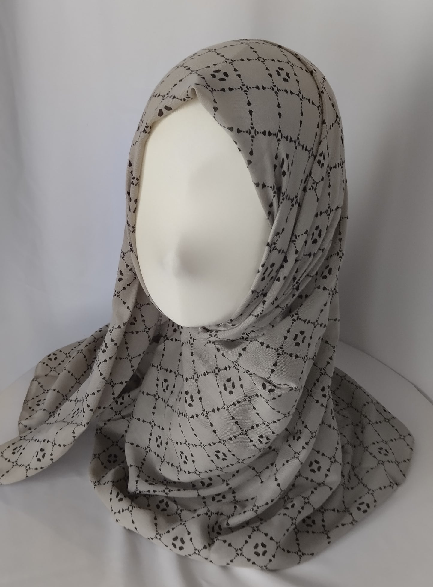 Hijab grigio con quadrati nere