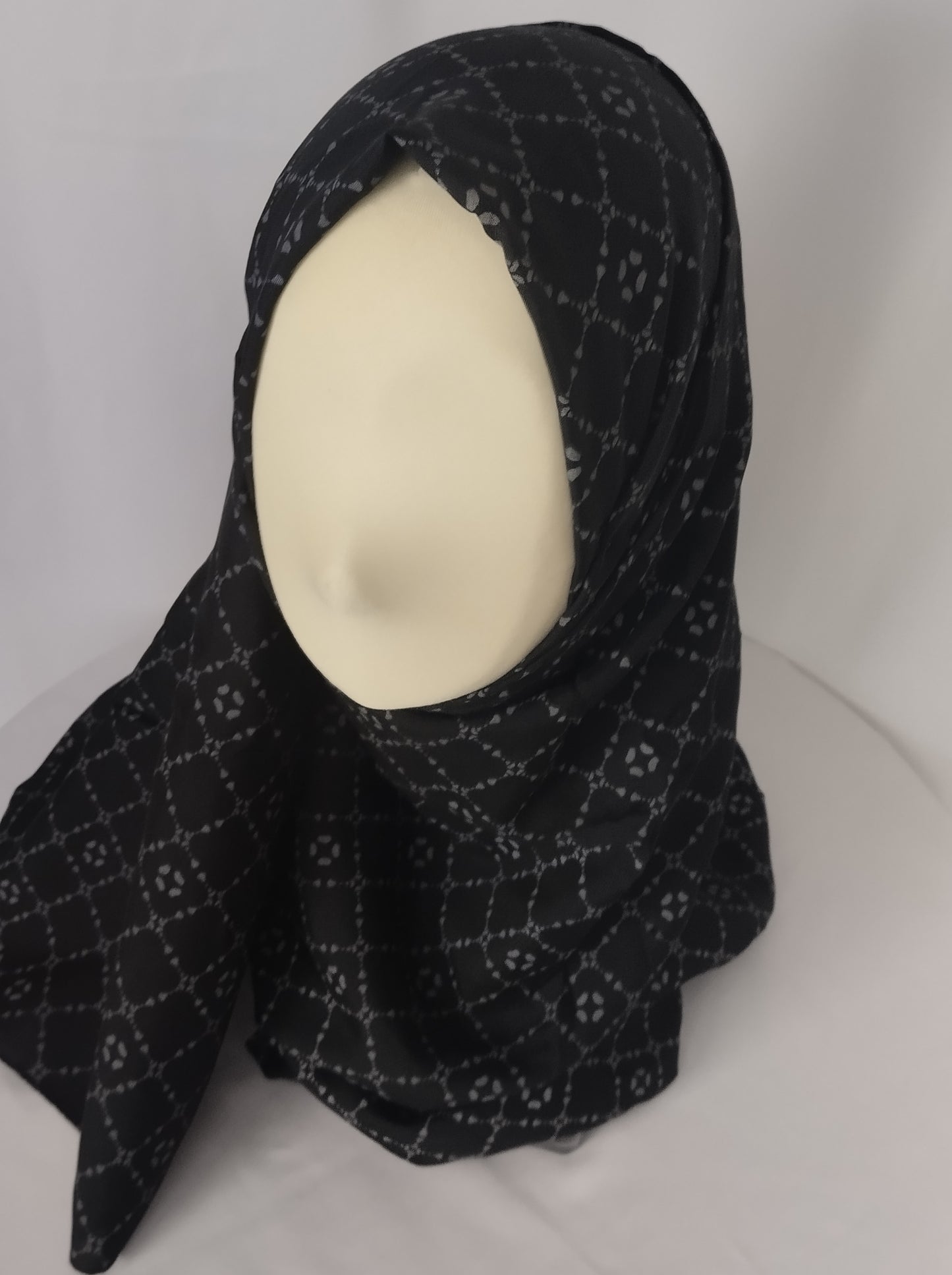 Hijab nero con quadrate bianche