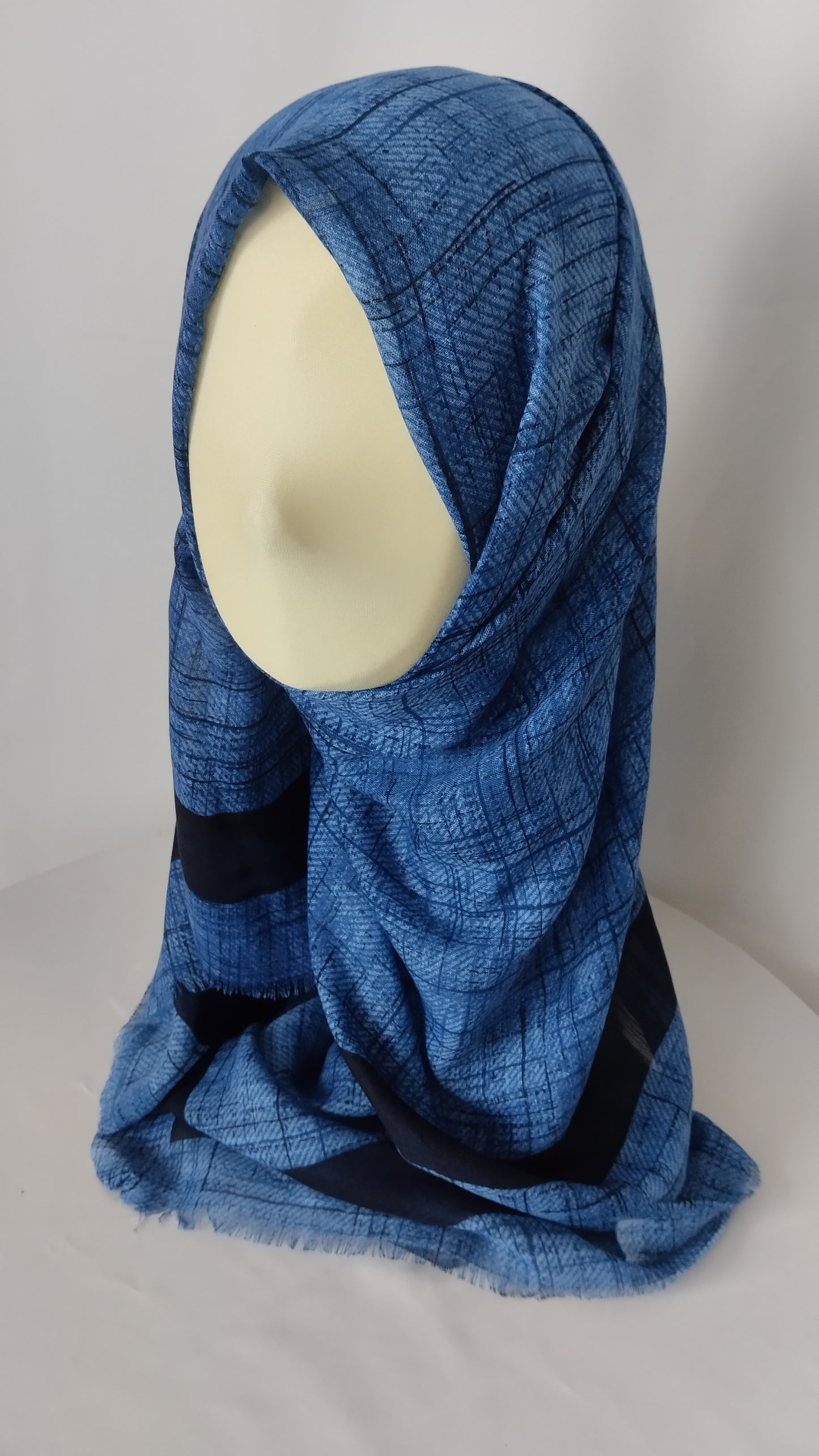 Hijab blu con righe nere